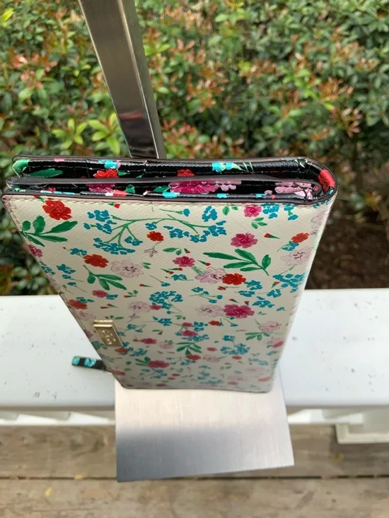 kate spade White Floral Zip Wallet with Multicolor Blooms GUC - Picture 6 of 15